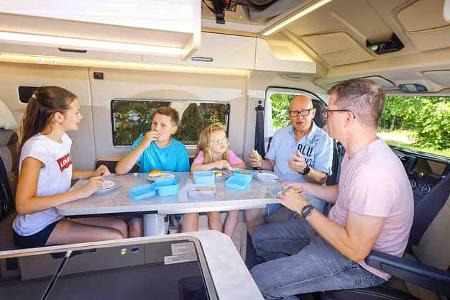 Sitzgruppe essen, Campingbus, Familie Sitzgruppe essen, Campingbus, Familie