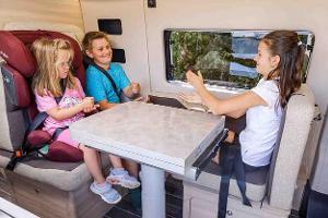 Sitzgruppe fahren, Campingbus, Familie