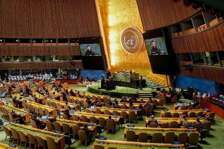 Selenskyj auf den Bildschirmen im Sitzungssaal der UN-Generaldebatte in New York.