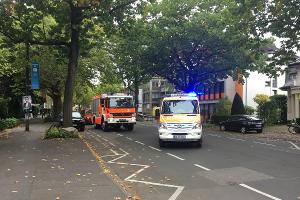 Einsatzleitwagen des Führungsdienstes und Tanklöschfahrzeug der Freiwilligen Feuerwehr in der Kennedyallee