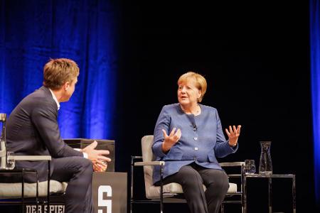 So viel Lob für Merz hatte Merkel schon lange nicht mehr übrig. So viel Lob für Merz hatte Merkel schon lange nicht mehr übrig.