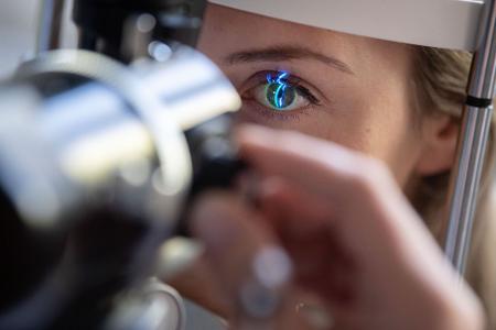 Stellt Augenarzt oder Optiker fest, dass man eine Brille mit mehr als 6 Dioptrien benötigt oder beträgt etwa das Sehvermögen 30 Prozent oder weniger, bekommt man einen Zuschuss zur Brille von der Krankenkasse.