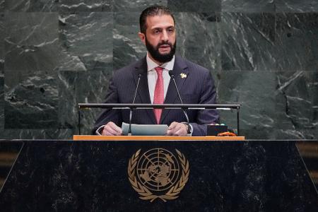 Syriens Interimspräsident al-Scharaa kritisiert Israels dauernde Angriffe auf sein Land. 