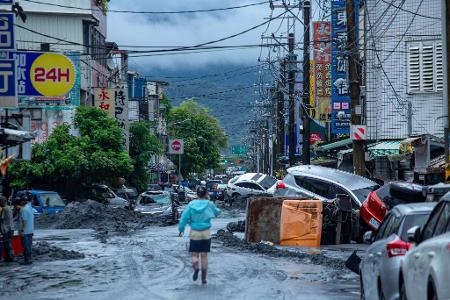 In Taiwan lief ein Staudamm über, was zu schweren Schäden und Todesopfern führte. 