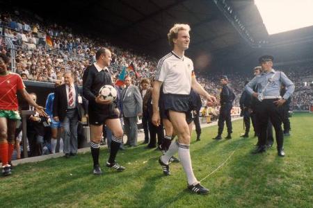 Führungsfigur - Ab 1981 führt Rummenigge die Nationalmannschaft dann auch als Kapitän aufs Feld. Der ganz große Wurf des WM-Titels bleibt ihm allerdings verwehrt. Es ist nicht so, dass er es nicht versucht hätte. Bei der WM 1982 erzielt er fünf Treffer. Am Ende reicht es aber nur zum Vize-Titel. Genau wie vier Jahre später in Mexiko ...