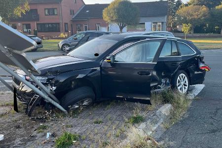 Endposition des verunfallten Skodas, nach der Kollision im Kreuzungsbereich mit einem anderen Pkw.
Foto: Polizei Minden-Lübbecke
