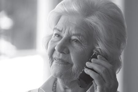 Symbolbild Seniorin am Telefon