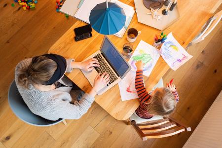 Gerade bei Berufstätigen mit Kindern ist das Homeoffice beliebt. (Archivbild)