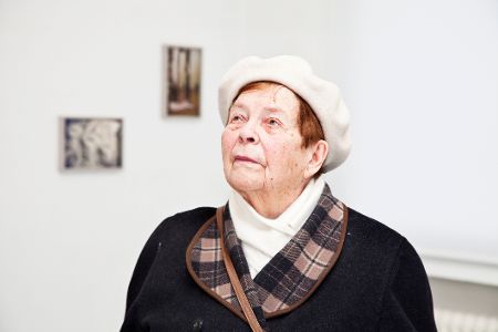Alte Frau in einem Museum