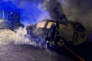 Der Brand ist unter Kontrolle. Nachlöscharbeiten laufen.