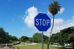 Blaues Stop-Schild Hawaii