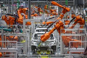 Die Autoindustrie hat deutlich weniger Industrieroboter aufgestellt. (Archivbild)