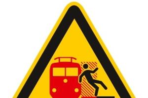 Ein Schüler ist am Bahnhof in Kiefersfelden vom Bahnsteig in das Gleis gestürzt. Der Triebfahrzeugführer eines einfahrenden Regionalzugs leitete eine Notbremsung ein.