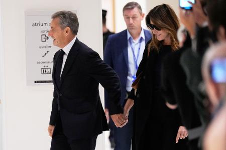 Trotz eines teilweisen Freispruchs erhält Sarkozy eine harte Strafe.