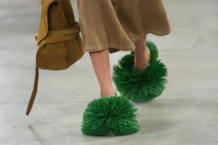 Schuhwerk als Blickfang: Ein Model trägt eine Kreation aus der Moschino-Damenkollektion Frühjahr-Sommer 2026, die in Mailand präsentiert wird.