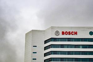 Autozulieferer Bosch will weitere Stellen abbauen. (Archivbild)