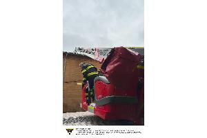 Die Feuerwehr München unterstützt auf dem Oktoberfest mit einer Drehleiter bei einem undichten Zeltdach.