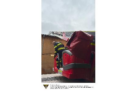Die Feuerwehr München unterstützt auf dem Oktoberfest mit einer Drehleiter bei einem undichten Zeltdach. Die Feuerwehr München unterstützt auf dem Oktoberfest mit einer Drehleiter bei einem undichten Zeltdach.