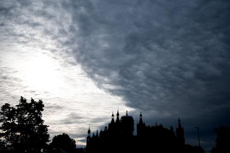 Düstere Kulisse: Dunkle Wolken ziehen über das Schweriner Schloss.