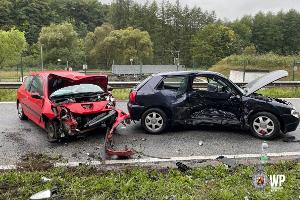 Auf regennasser Fahrbahn kam es auf der B270 zu der Kollision des Audi A3 und des Peugeot 206. Beide Fahrer erlitten leichte Verletzungen.