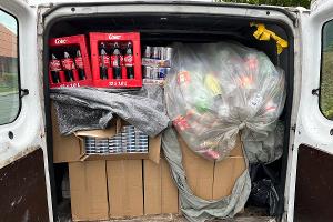 Ford Transit mit Zigaretten auf der Ladefläche