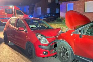 Nachdem ein 18-jähriger Fahrer die Kontrolle über sein Auto verlor, fuhr er frontal in einen geparkten Pkw. 
Foto: Polizei Minden-Lübbecke