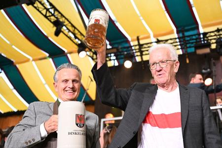 Frank Nopper (links), Oberbürgermeister von Stuttgart, und Winfried Kretschmann, Ministerpräsident von Baden-Württemberg.