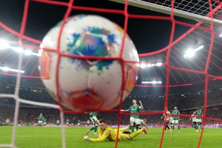 Bremens Torhüter Karl Hein kann den Treffer zum 2:0 durch Münchens Kane nicht halten.