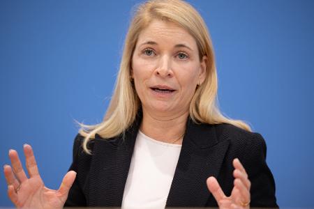 Evelyn Palla leitete bisher die Bahnsparte DB Regio - und wird nun Chefin der Deutschen Bahn als erste Frau in der Konzerngeschichte. (Archivbild) Evelyn Palla leitete bisher die Bahnsparte DB Regio - und wird nun Chefin der Deutschen Bahn als erste Frau in der Konzerngeschichte. (Archivbild)