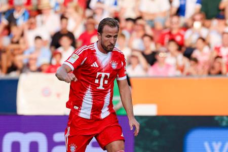ANGRIFF: Harry Kane (bis 78.) - Note: 1,0 - Ließ vor der Pause zunächst drei Großchancen aus, ehe er auch die Bremer zerlegte. Holte erst clever den Elfmeter heraus und verwandelte gewohnt sicher. Staubte nach der Pause beim zweiten Treffer trocken ab. Steht damit nach fünf Spielen bei zehn Saisontoren - und insgesamt bei 100 Toren im Bayern-Trikot.