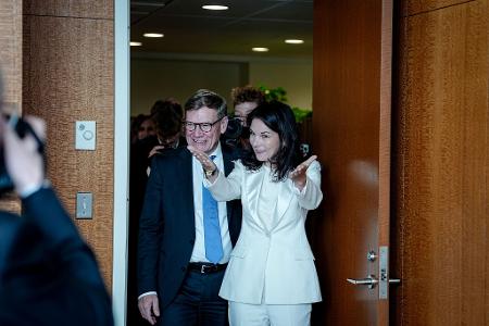 Annalena Baerbock, Präsidentin der Generalversammlung der Vereinten Nationen, und Bundesaußenminister Johann Wadephul treffen sich am Rande der Generaldebatte der UN-Vollversammlung in New York im Büro der Präsidentin. 