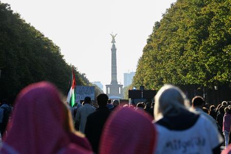 Zehntausende zogen durch Berlin-Mitte zur Siegessäule.