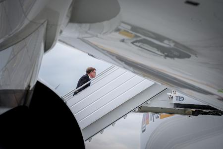 Außenminister Johann Wadephul geht nach der Generaldebatte der UN-Vollversammlung in New York auf dem JFK-Flughafen die Gangway zum Airbus A350 der Luftwaffe für den Rückflug nach Berlin hinauf.