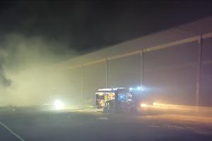 Fahrzeug vor Halle