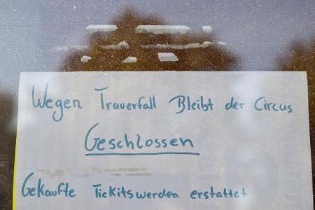 Ein handgeschriebener Zettel an der Kasse informiert die Zirkusbesucher über die Schließung wegen eines Trauerfalls. 