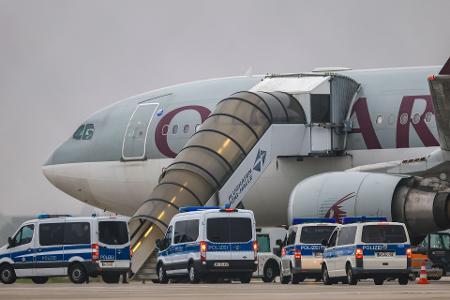Im Juli startete von Leipzig/Halle aus der bisher zweite Abschiebeflug seit der Machtübernahme der Taliban 2021 nach Afghanistan. An Bord waren nach Behördenangaben 81 Straftäter. Im Juli startete von Leipzig/Halle aus der bisher zweite Abschiebeflug seit der Machtübernahme der Taliban 2021 nach Afghanistan. An Bord waren nach Behördenangaben 81 Straftäter.