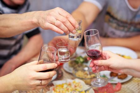 Schnaps hilft bei der Verdauung  Schnaps hilft bei der Verdauung