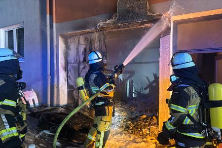 Löschmaßnahmen der Einsatzkräfte
Foto: Feuerwehr Essen Löschmaßnahmen der Einsatzkräfte
Foto: Feuerwehr Essen