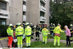 Einsatzkräfte der Feuerwehr München bei einem Brandeinsatz.