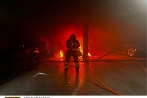 Ein Feuerwehrmann bei der Brandbekämpfung.