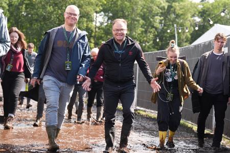Beim Wackener Open Air Festival in Schleswig-Holstein kamen Ende Juli und Anfang August Schlammschutzmatten aus Moorgräsern zum Einsatz. Solche Produkte will Umweltminister Carsten Schneider fördern. 