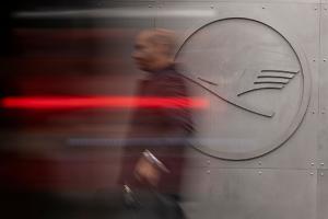 Der Lufthansa-Konzern will in seinen Verwaltungen 4000 Jobs streichen.