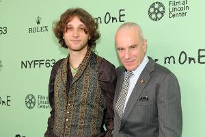 Mit seinem Sohn: Daniel Day-Lewis bei Premiere zu Comeback-Film