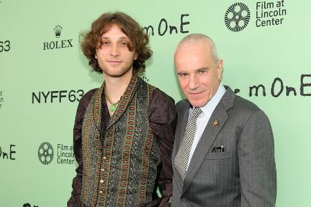 Mit seinem Sohn: Daniel Day-Lewis bei Premiere zu Comeback-Film