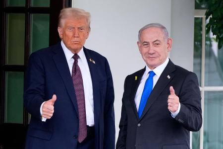 Israels Ministerpräsident Benjamin Netanjahu traf US-Präsident Donald Trump am Montag im Weißen Haus. Israels Ministerpräsident Benjamin Netanjahu traf US-Präsident Donald Trump am Montag im Weißen Haus.