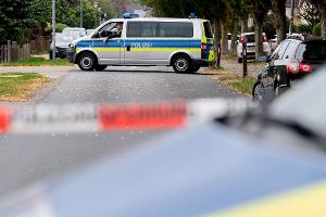 Die Polizei sicherte nach der Tat in dem Wohnhaus Spuren.