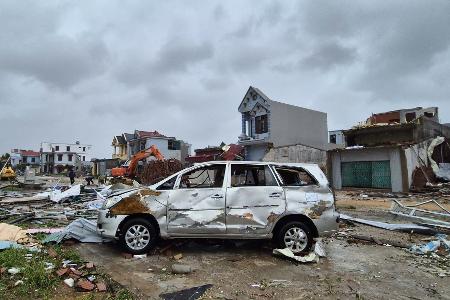 Der Tropensturm war am Sonntag in Vietnam auf Land getroffen.