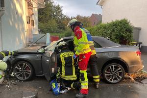 Einsatzkräfte befreien die ein Fahrerin aus ihrem Fahrzeug