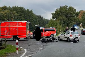 Das Motorrad liegt nach der Kollision am Boden neben dem Volkswagen. 
Foto: Polizei Minden-Lübbecke