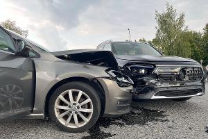Zwei Autos sind zusammengestoßen.